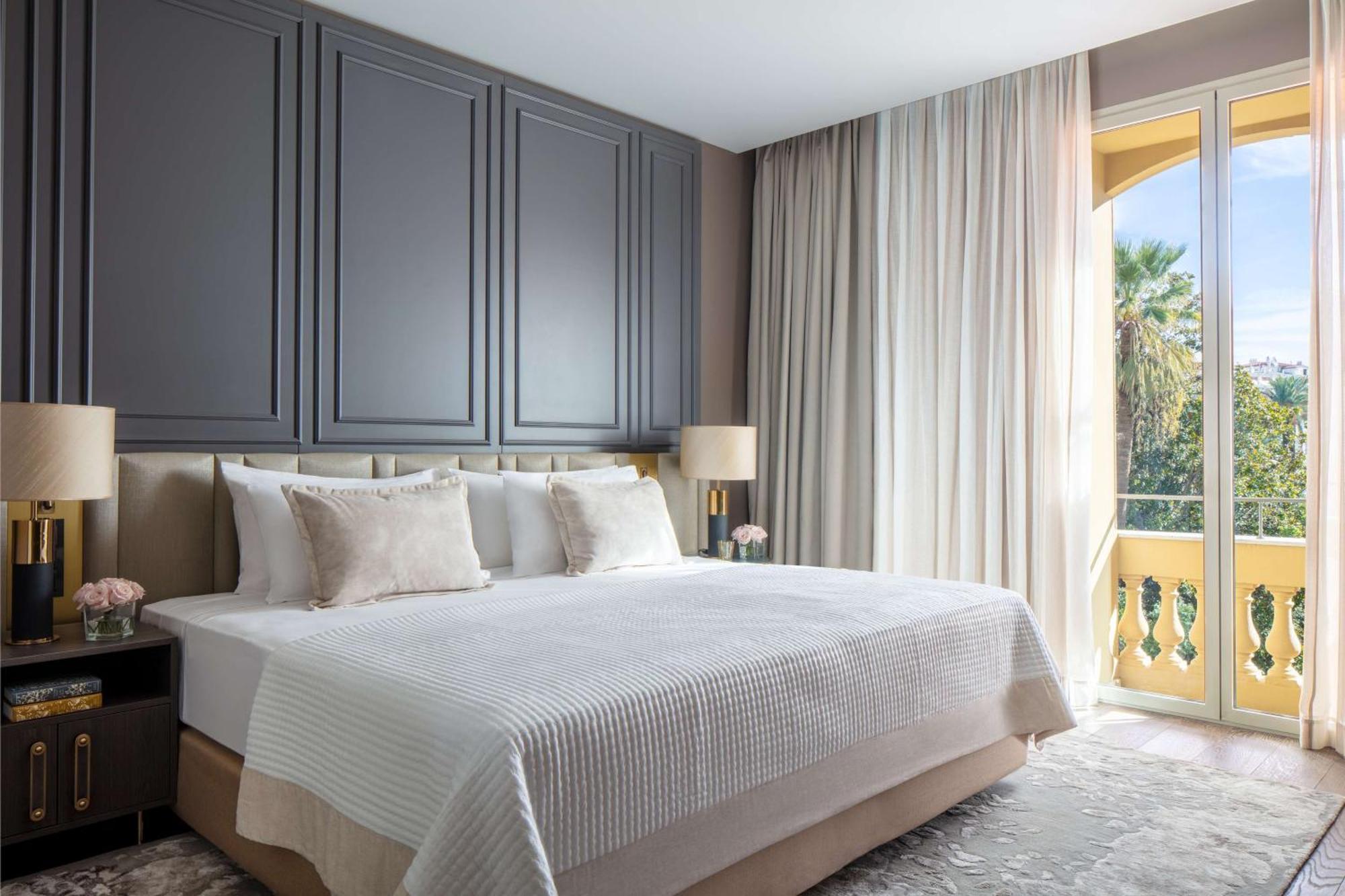 Habitación Grand Premium con balcón y vistas al jardín