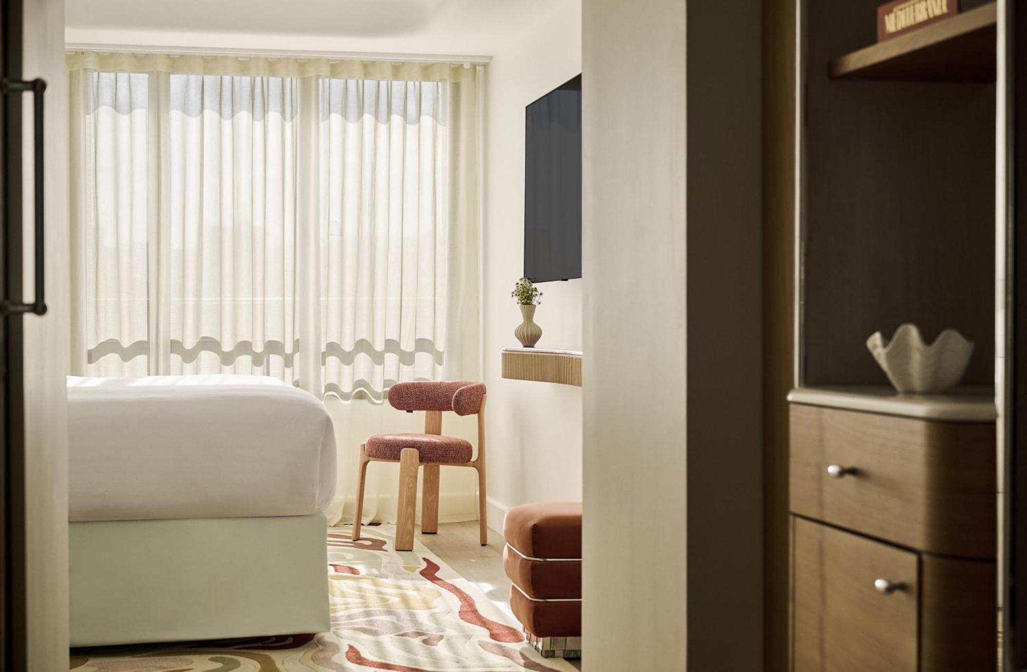 Habitación con cama grande